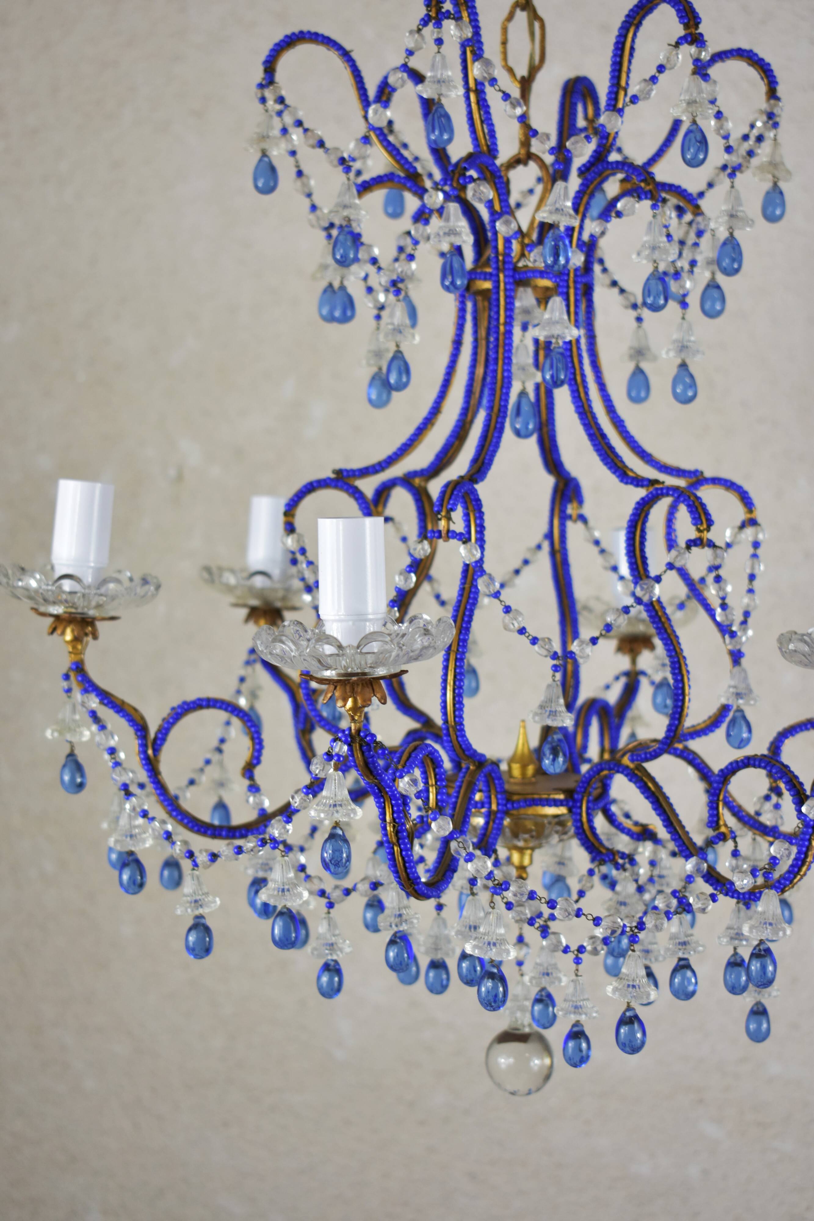lustre bleu, fait de perles.
