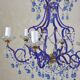 lustre bleu, fait de perles.