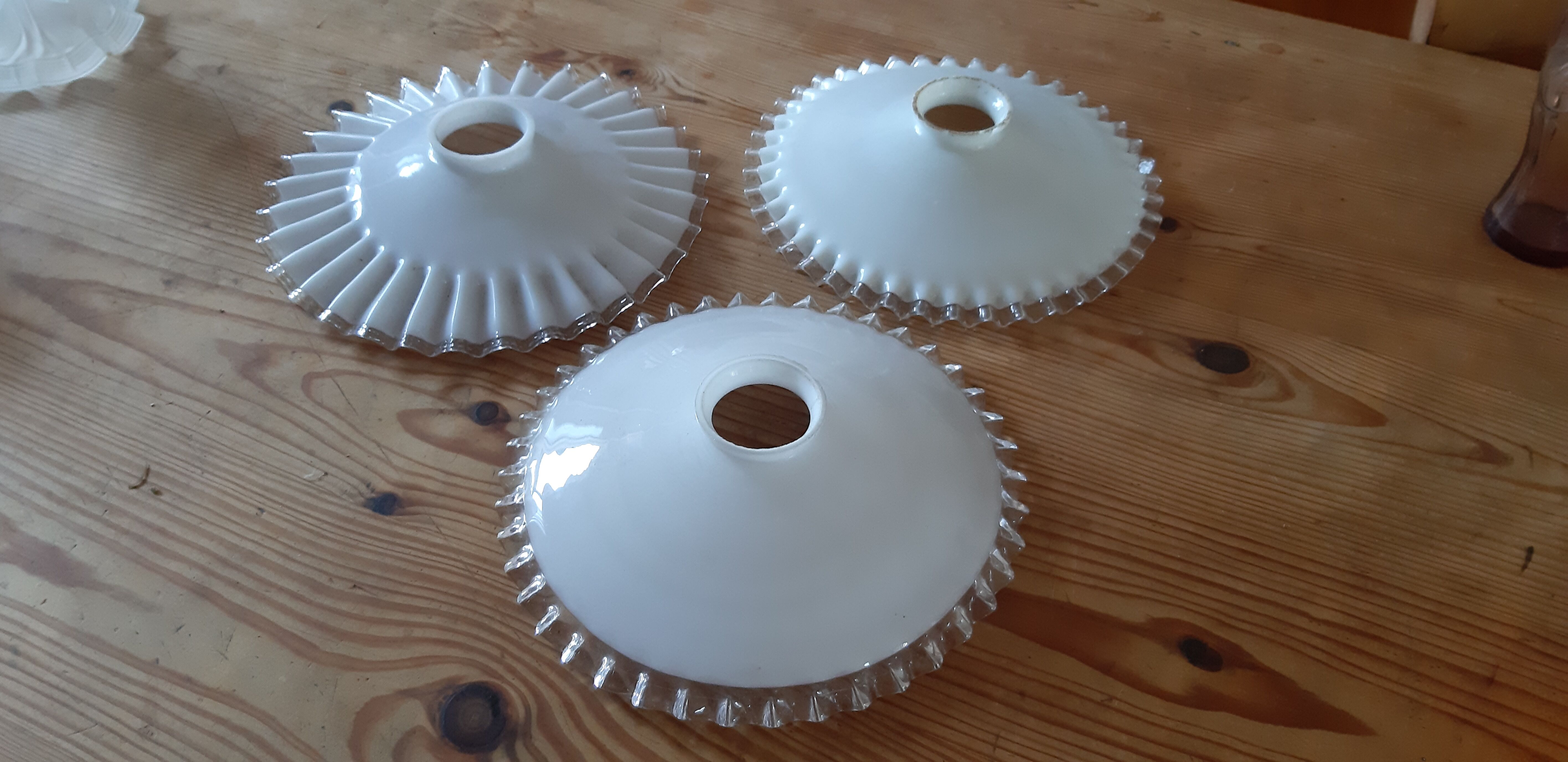 3 suspensions en opaline blanche 1900