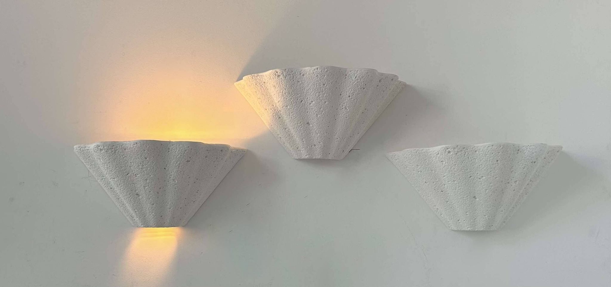 Set of 3 vintage shell wall lights, matte white stone-effect plaster, France 1970