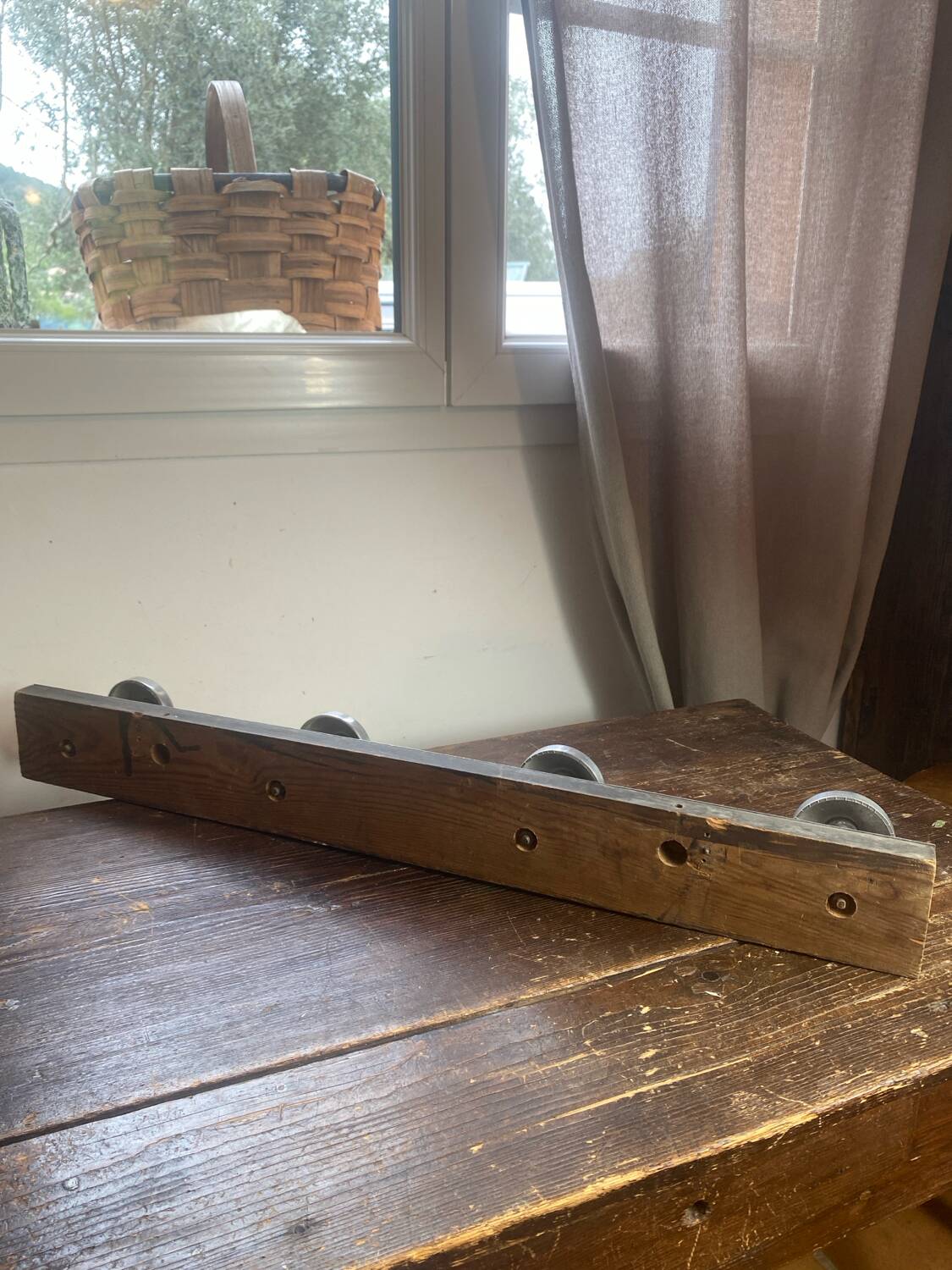 Patère en bois et aluminium