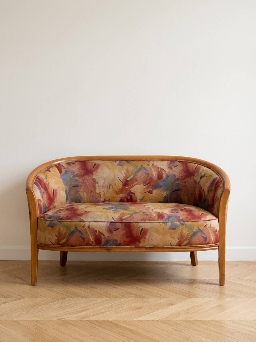Two-seater banquette in Louis XV style made of wood and floral fabric.