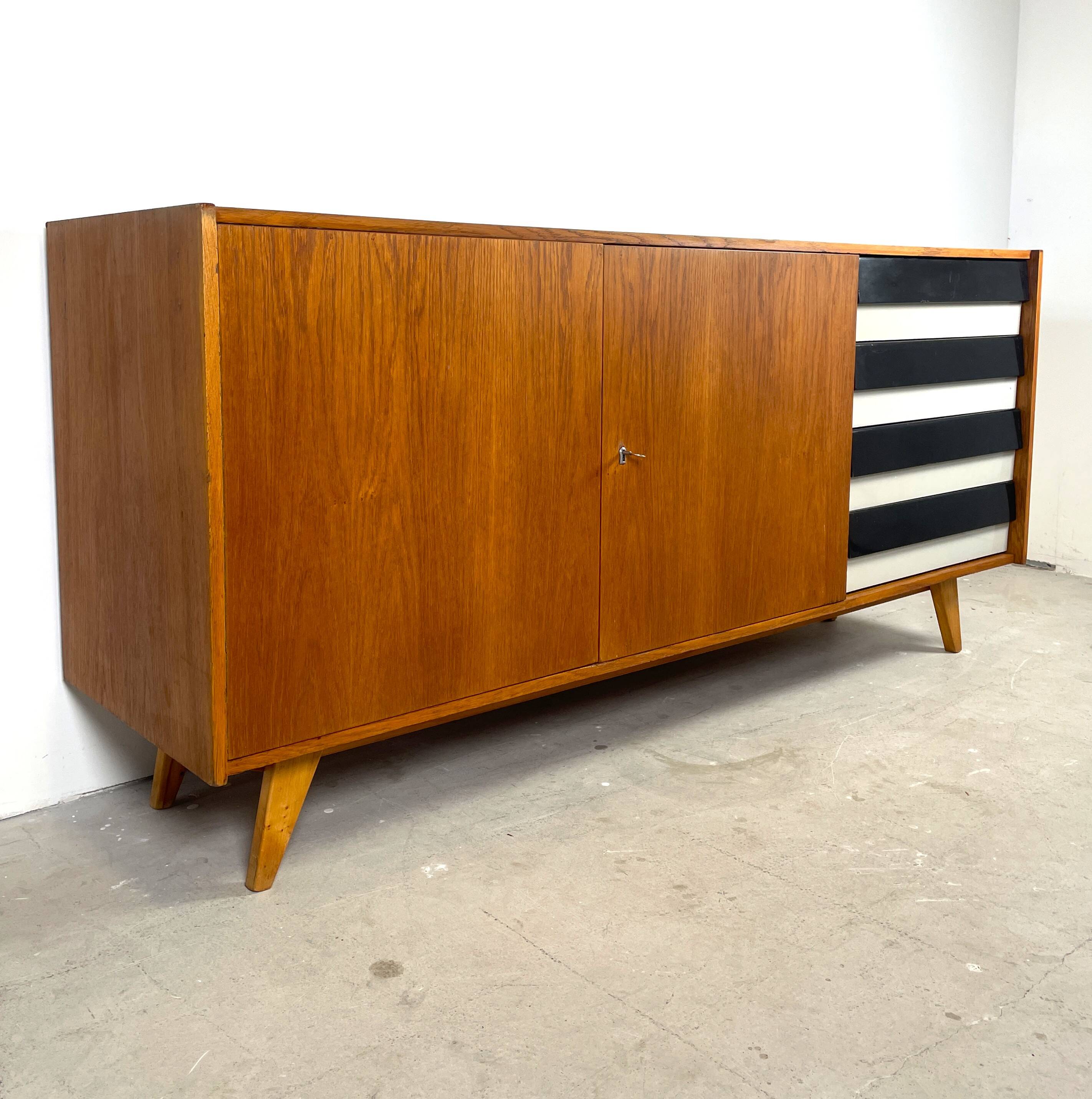 U460 sideboard with black/white drawers, Jiří Jiroutek