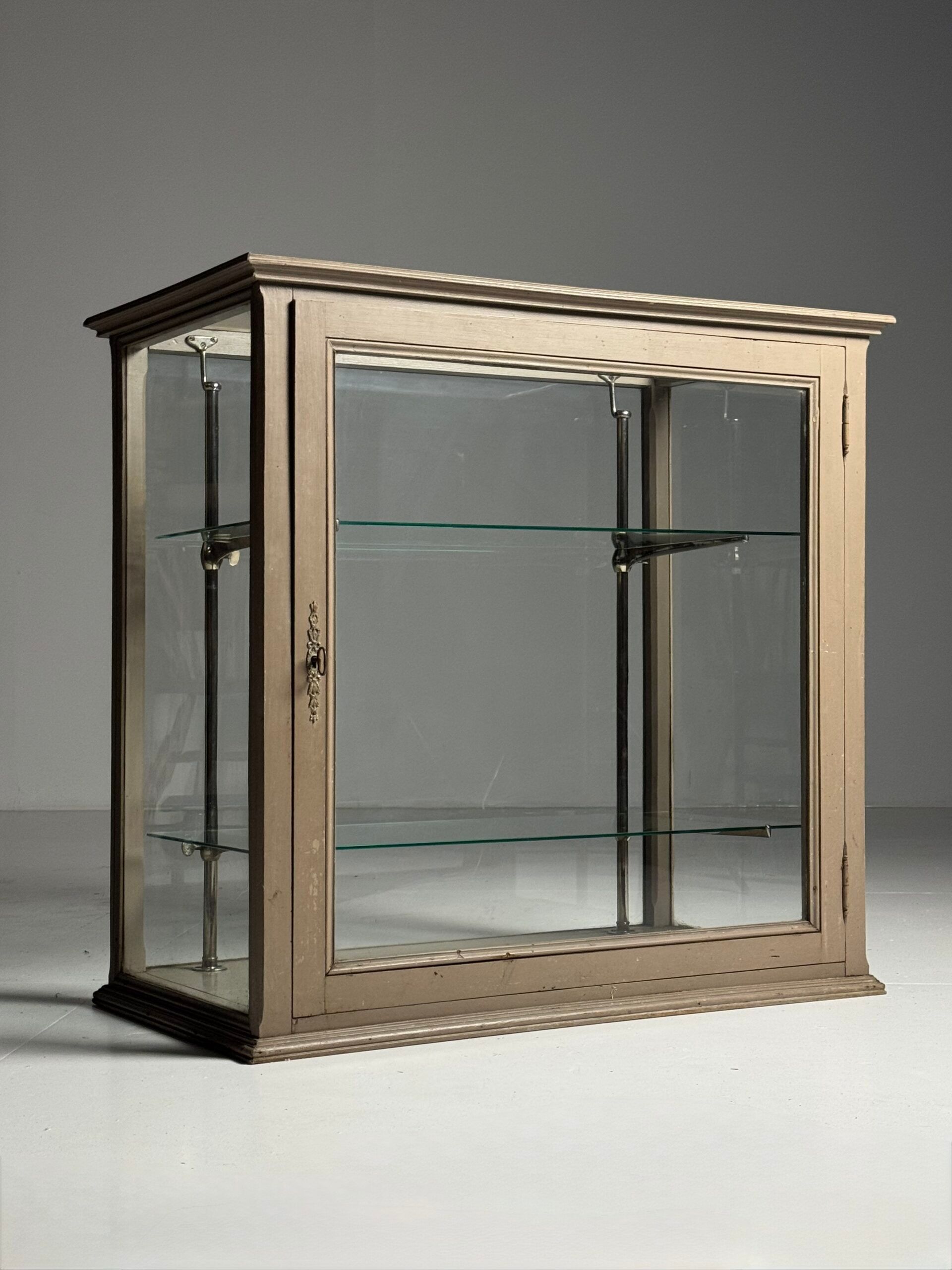Vitrine française du début du 20e siècle grise