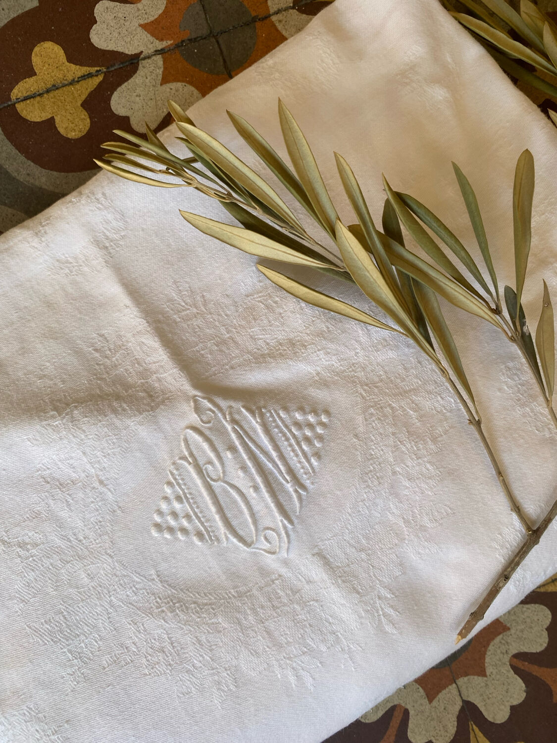White cotton and linen tablecloth with central monogram from the 1960s.