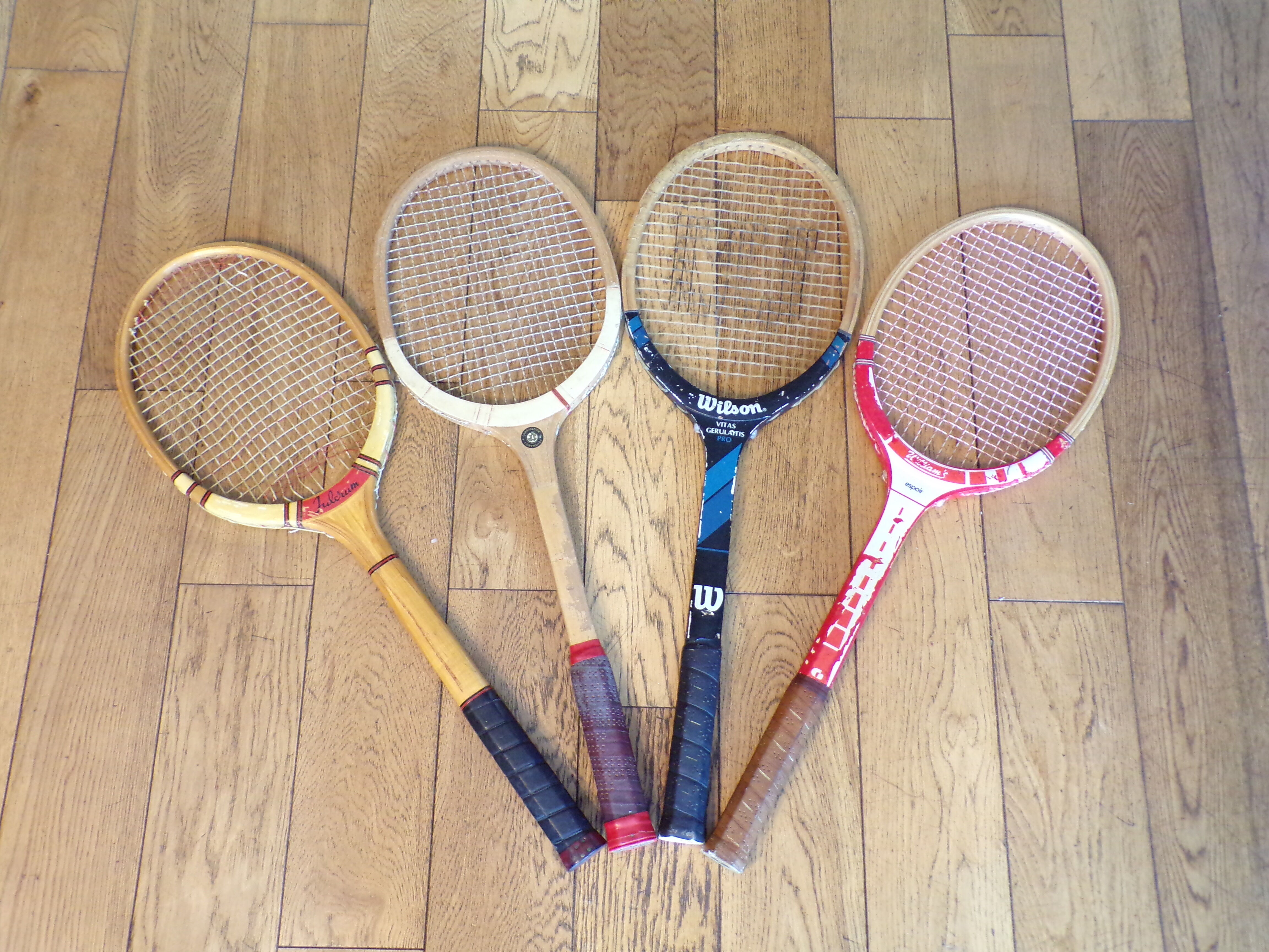Set 4 vintage wooden tennis rackets