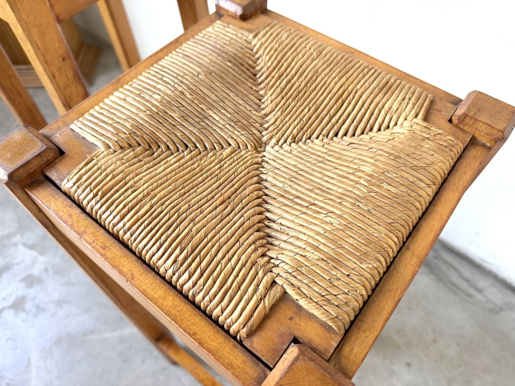 Pair of high stools in solid wood and woven straw Brutalist Style