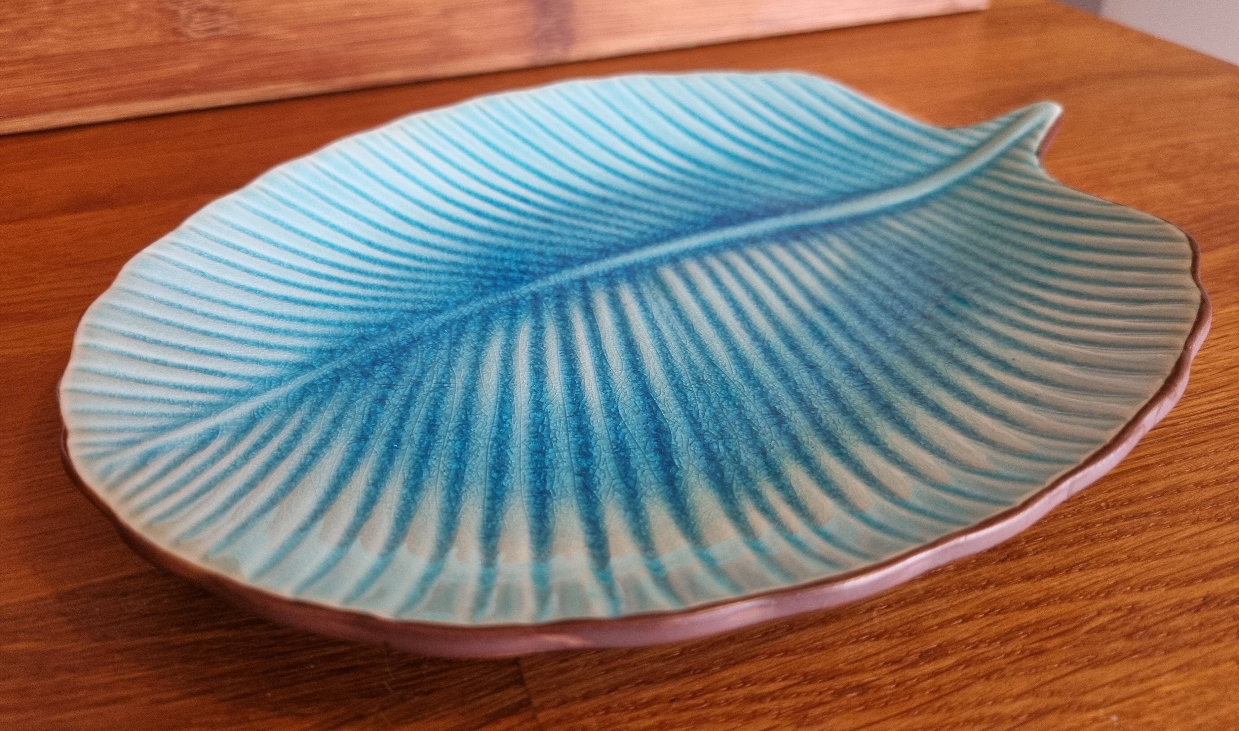 Turquoise leaf-shaped presentation plate