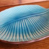 Turquoise leaf-shaped presentation plate