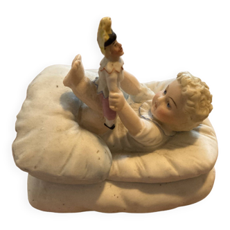 Children's porcelain biscuit and its toy