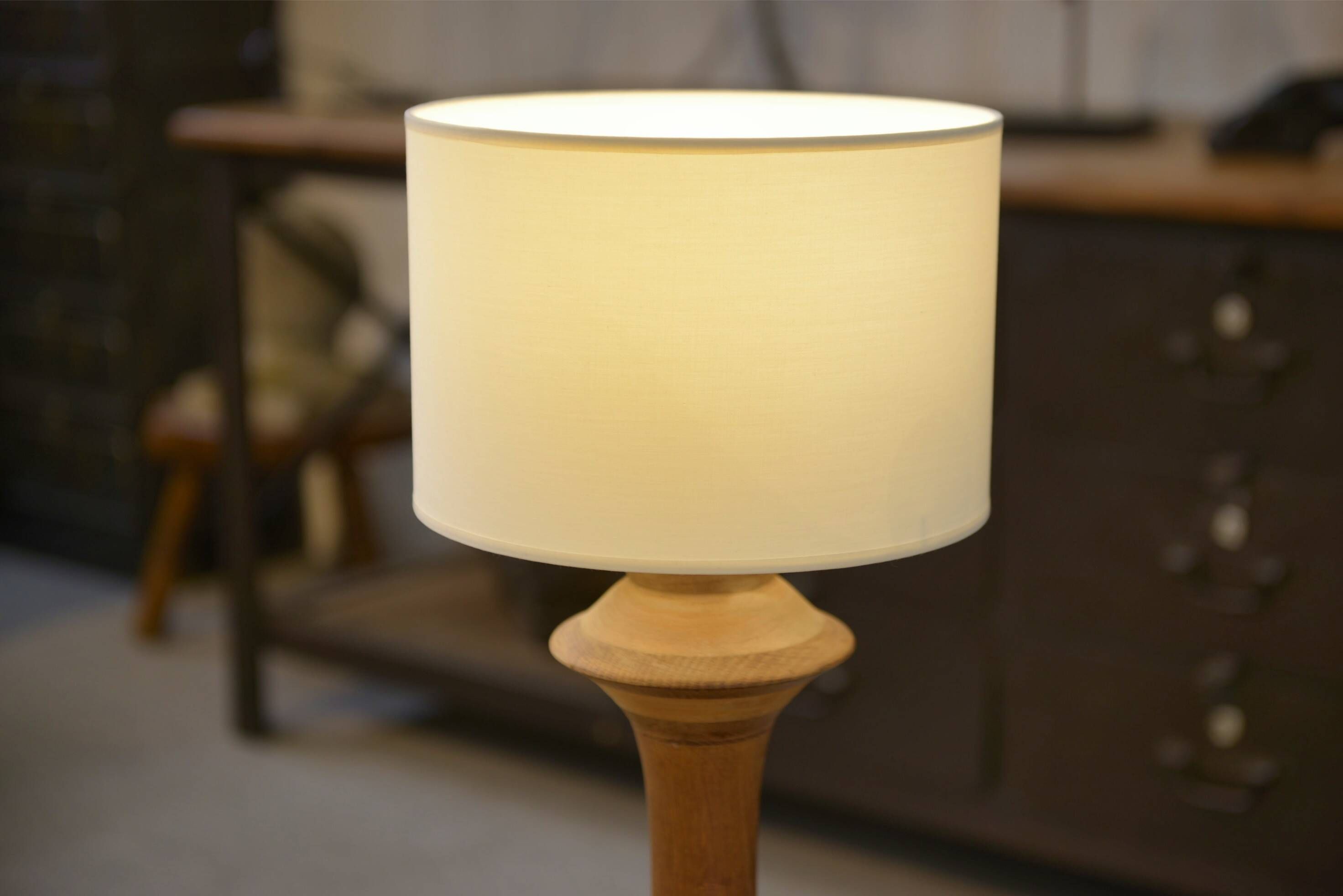 Lampe en chêne des années 1950