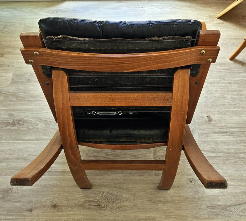 Scandinavian armchair in wood and leather.