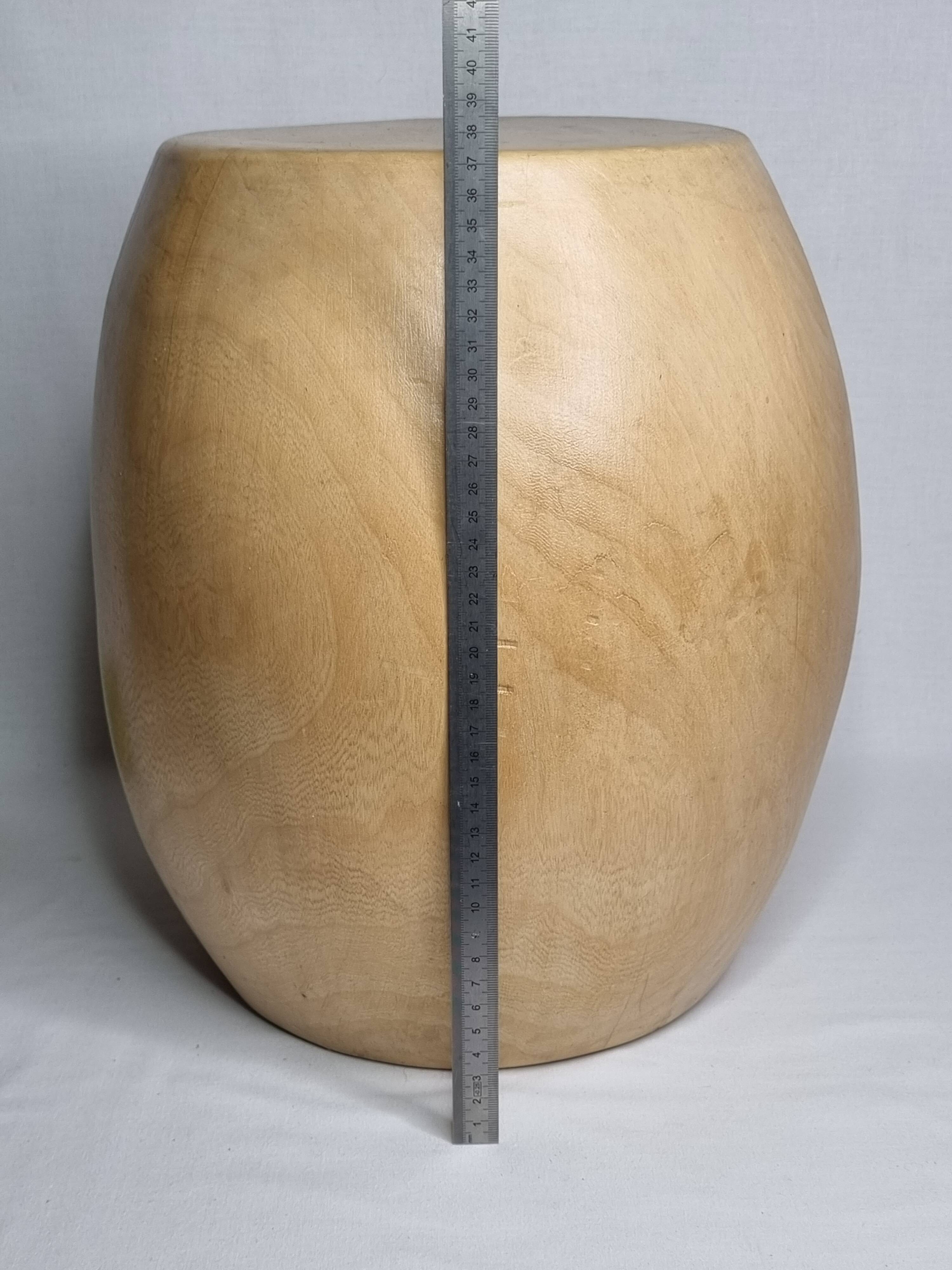 Brutalist monoxyle stool in solid mango wood, organic shape, 37 cm.