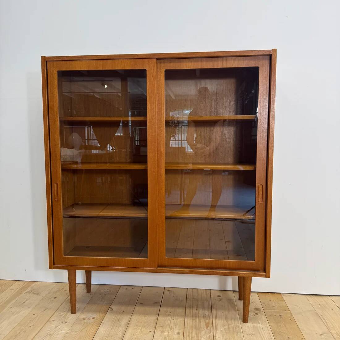 Meuble en teck avec portes coulissantes en verre, Danemark 1960