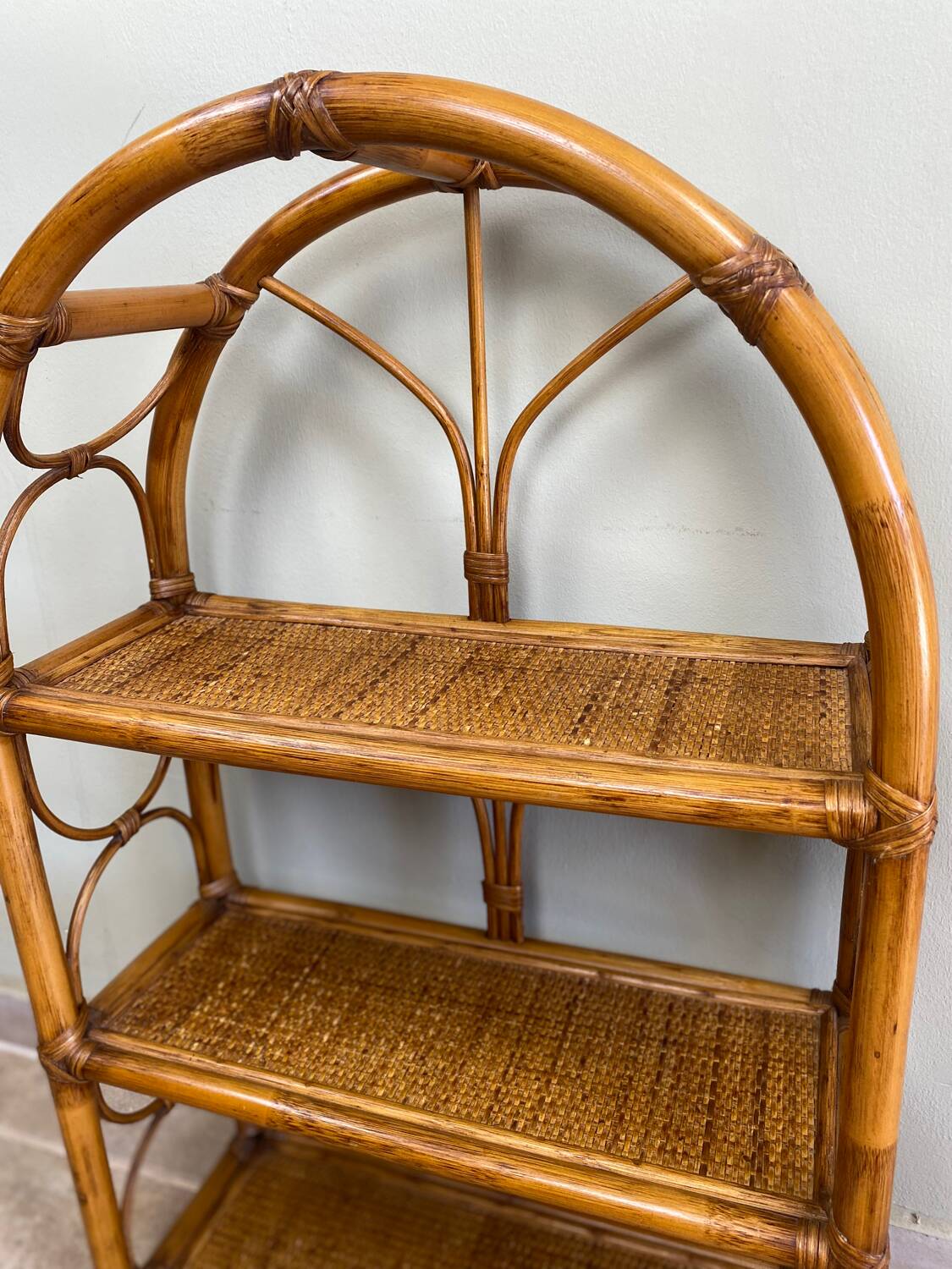 Étagère en rotin vintage