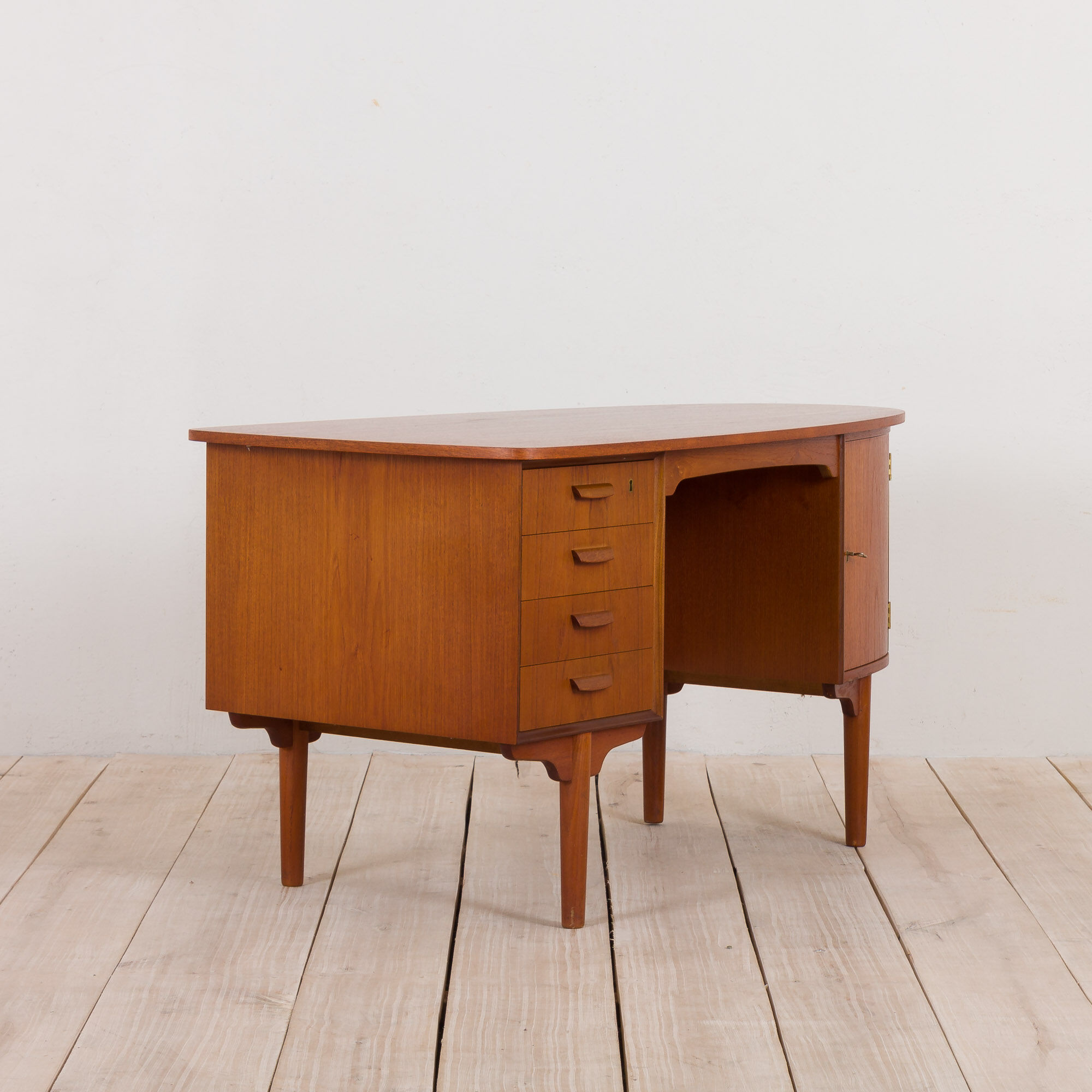 Mid Century free standing bullet shape executive teak desk by H.P. Hansen, Denmark, 1960s