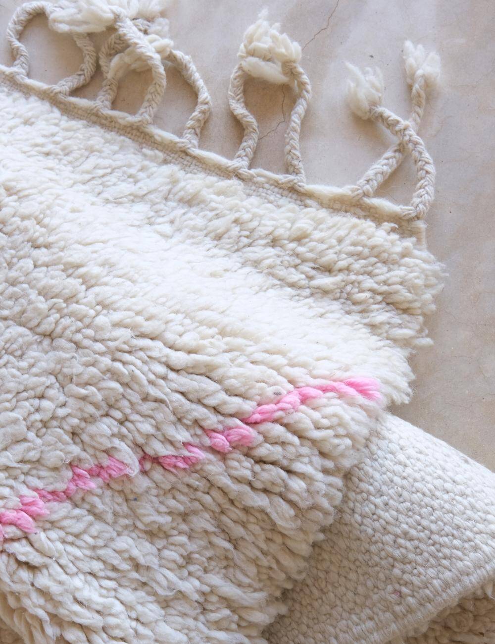 White and Pink Beni Ouarain Rug - 252 x 176 cm