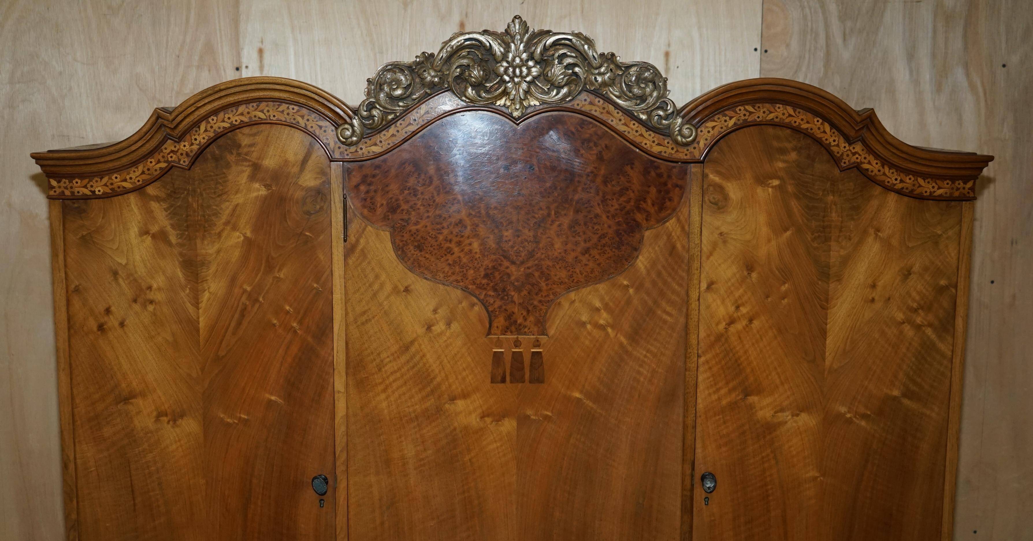 Armoire triple en placage de noyer Waring & Gillow