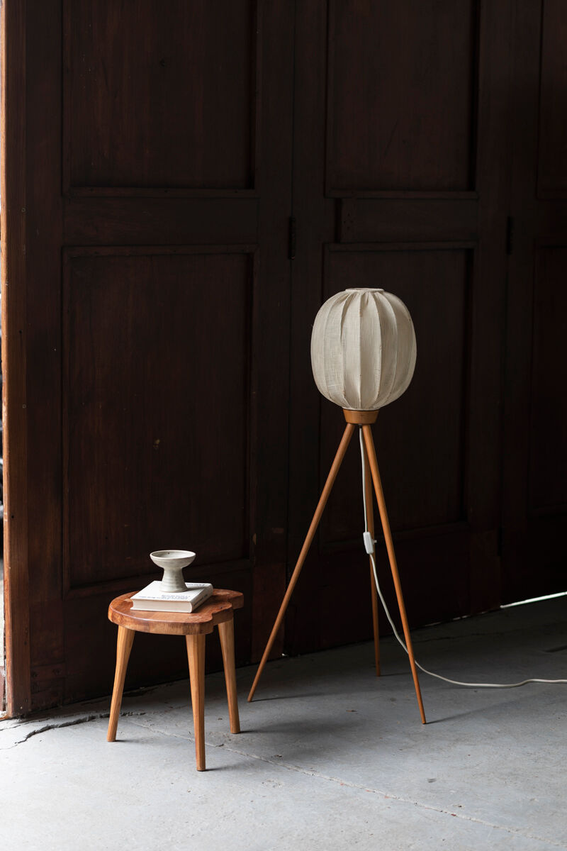 Tripod cocoon floor lamp in wood and lace, Danish design, 1960