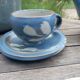 3 tasses et sous-tasses grès bleu et blanc vintage signé