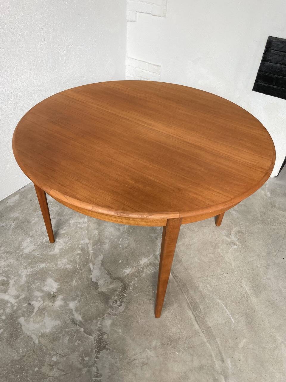 Scandinavian round teak table with extension