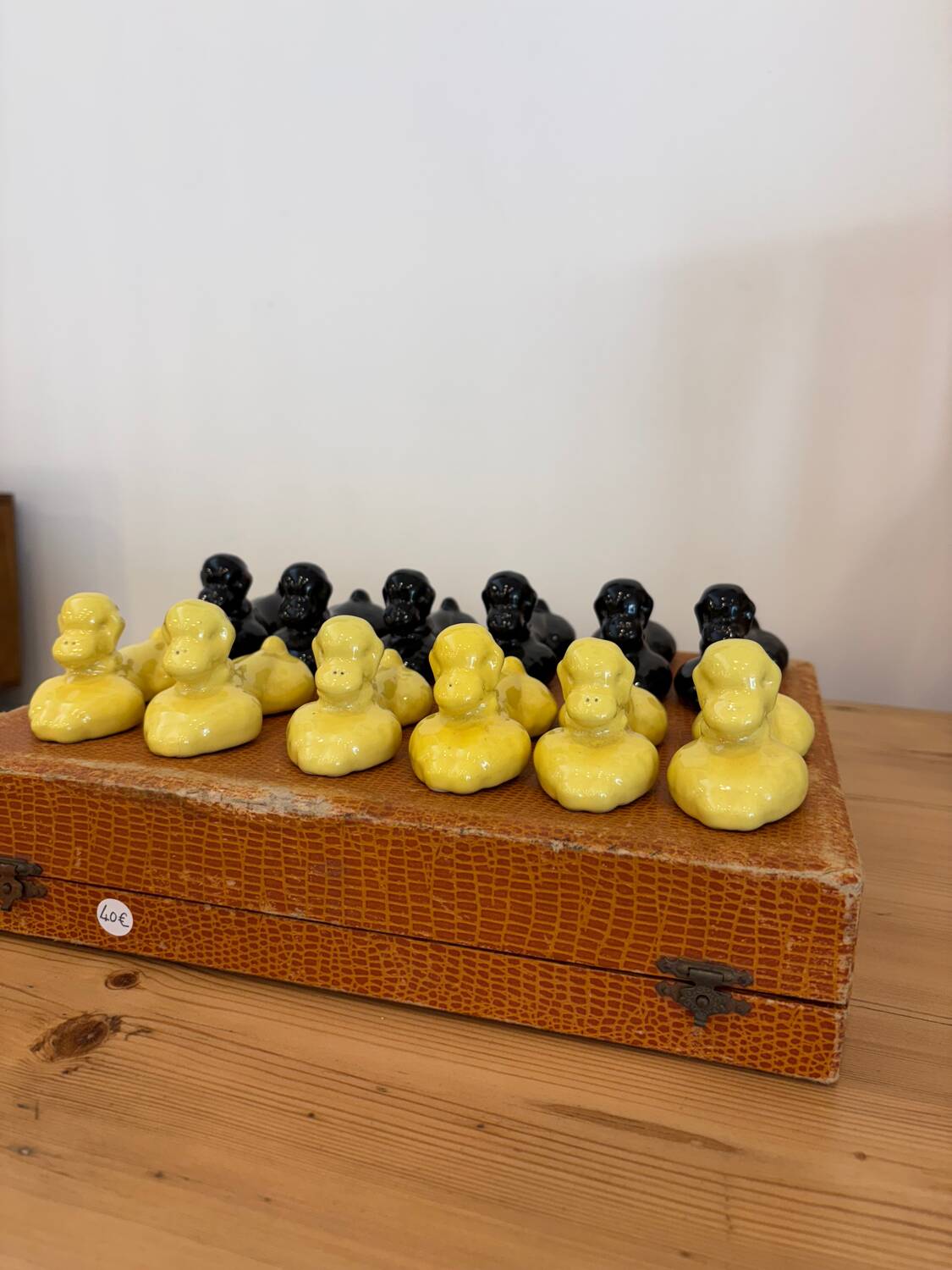Box of 12 dog-shaped cutlery rests in yellow and black majolica.