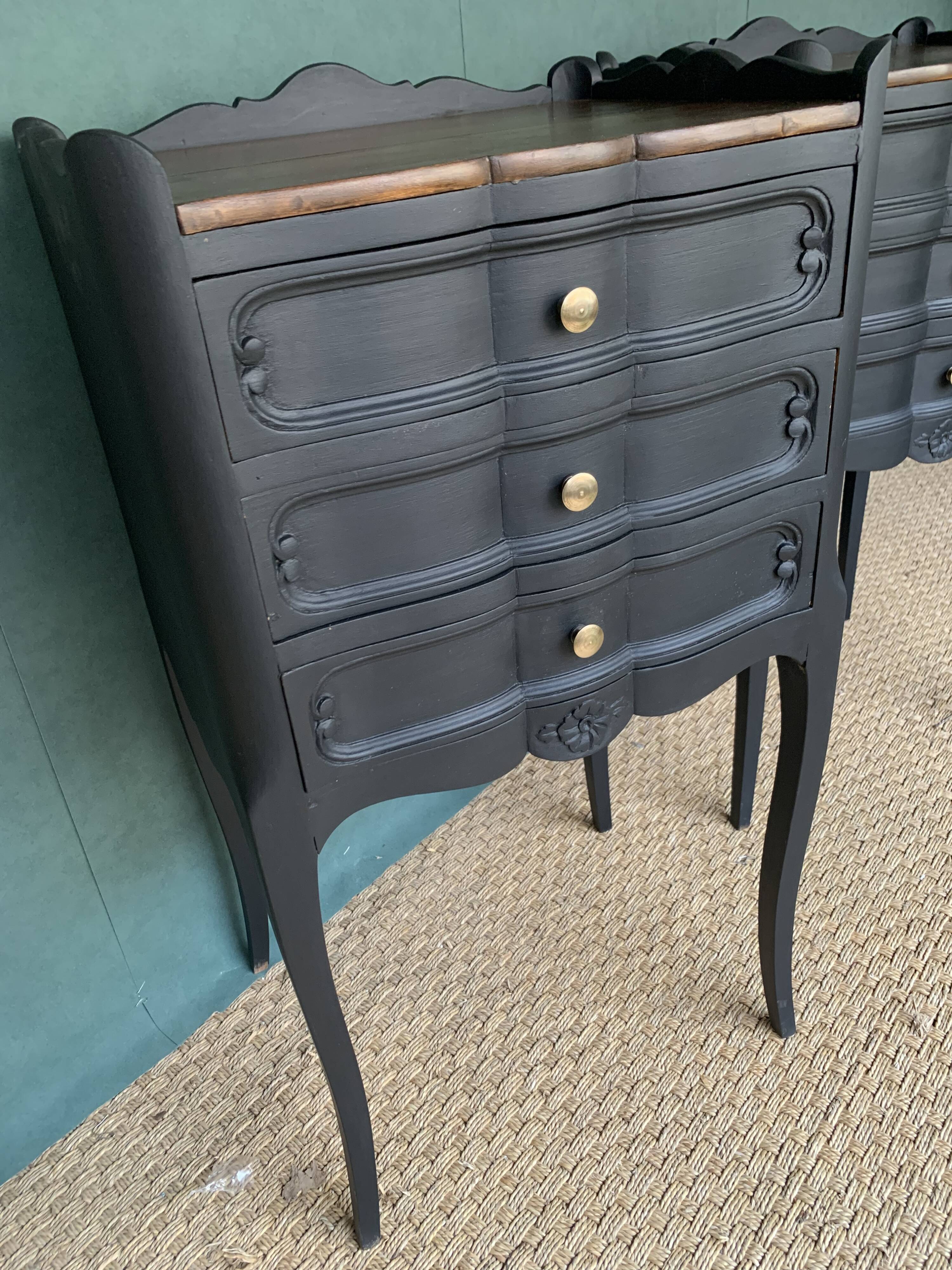 Pair of style nightstands