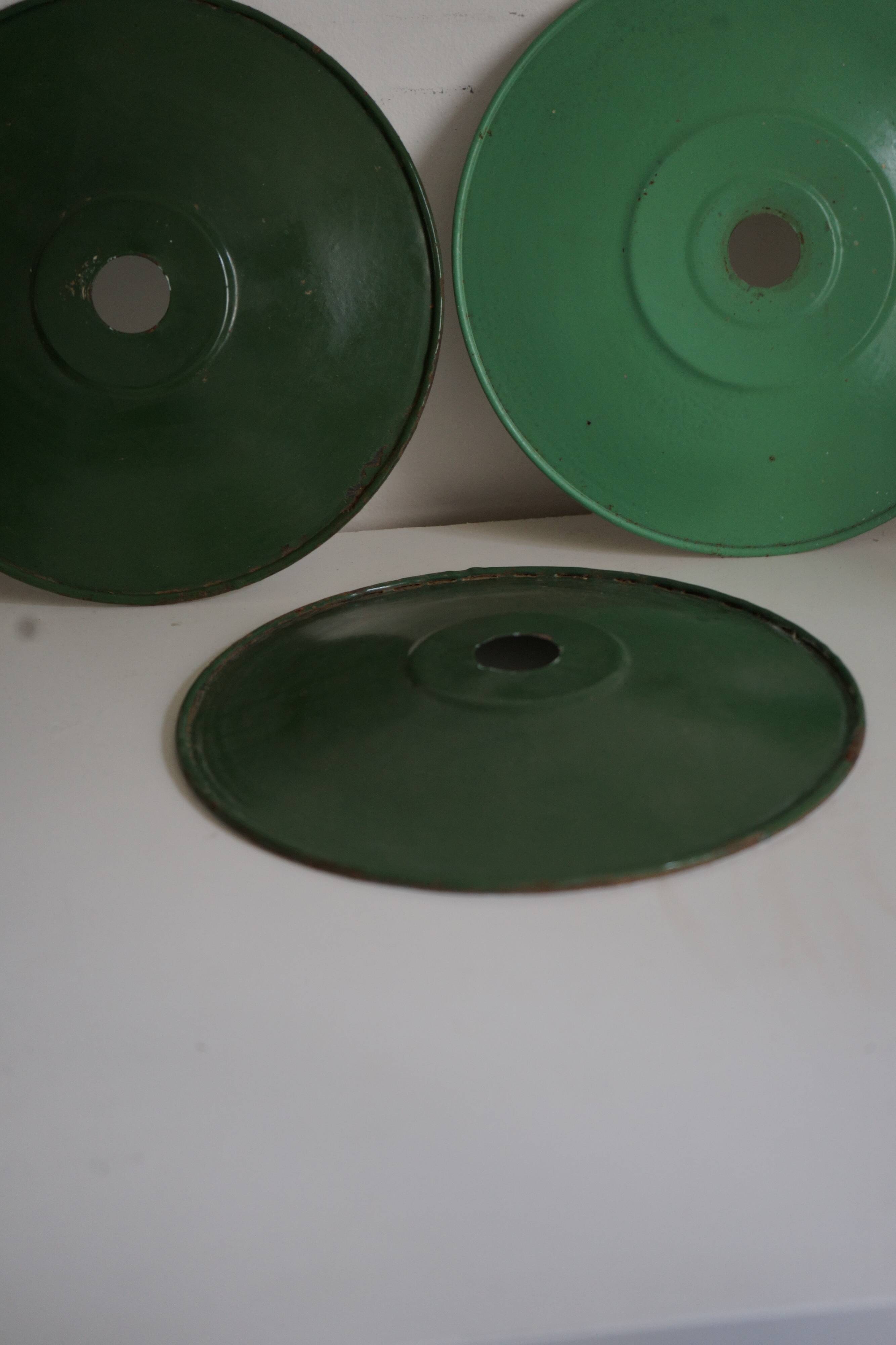 Set of 3 suspensions in old industrial green enameled sheet metal