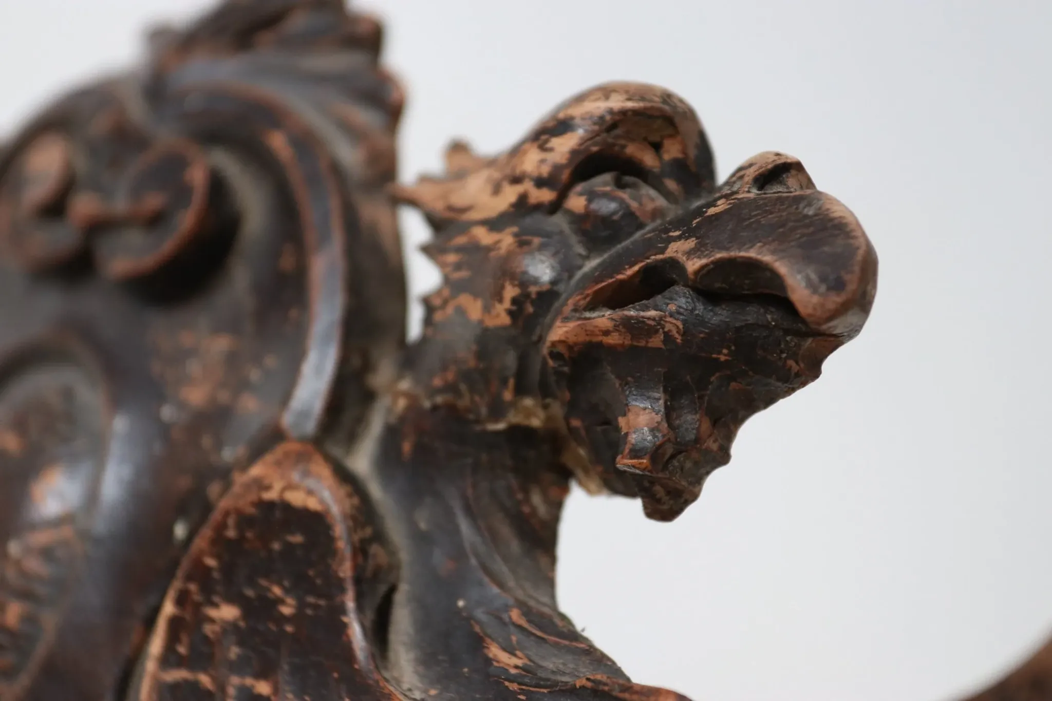 Dantesca armchair with lion heads and mascaron – neo-Renaissance, 19th c.