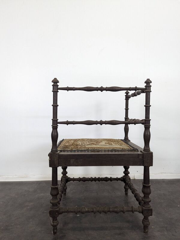 Tabouret de coin avec tapisserie aux petits points