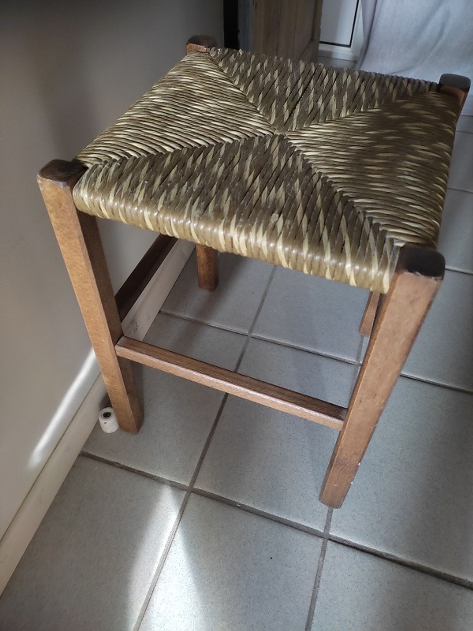 Stool solid wood seat straw feet patinated dp 0922131