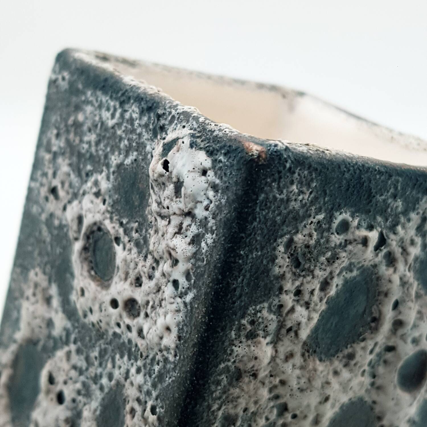 Vase glacé en écume de mer du milieu du siècle