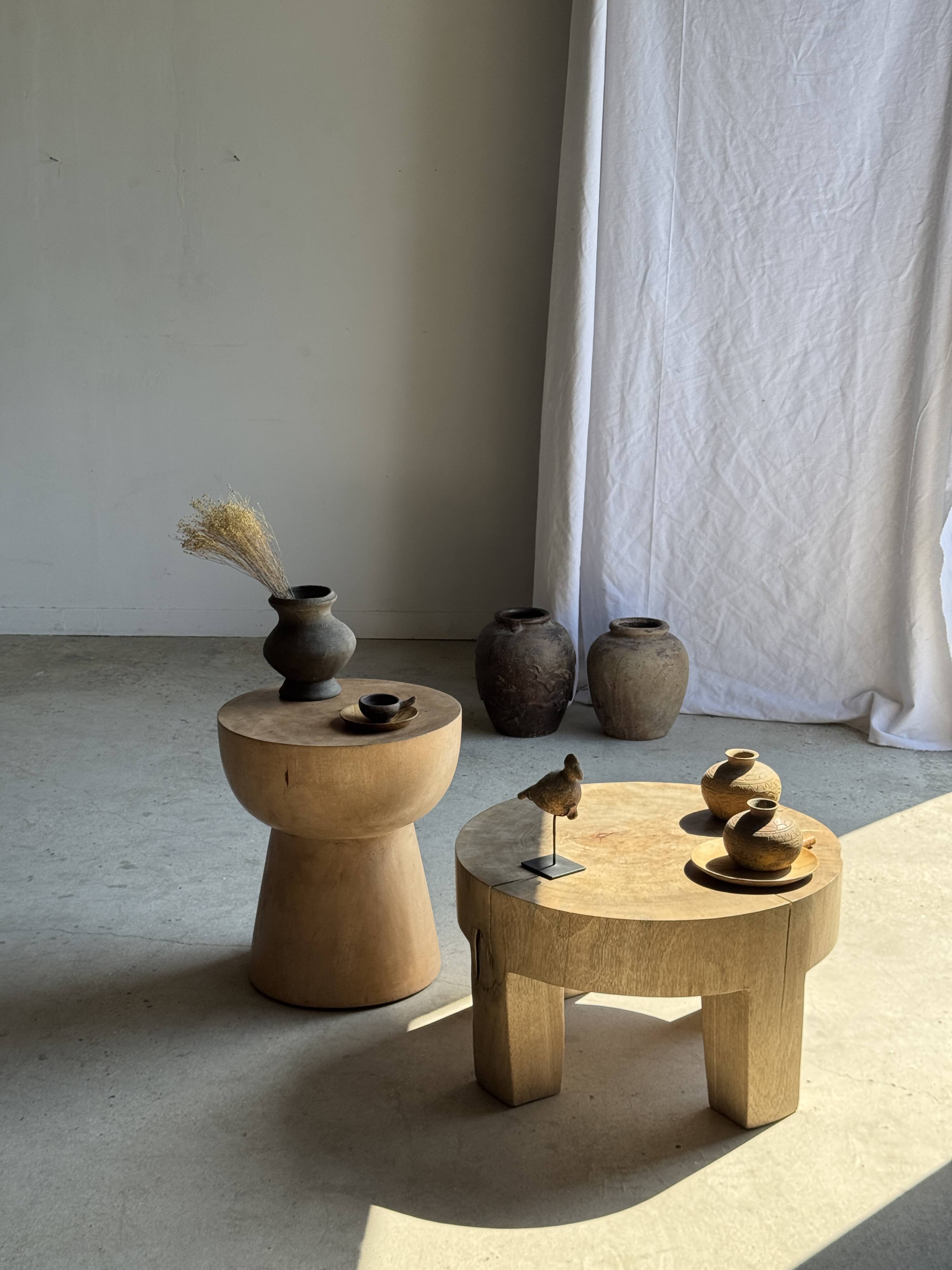 Side table or stool with a semi-spherical top in beige mango wood H50 D45