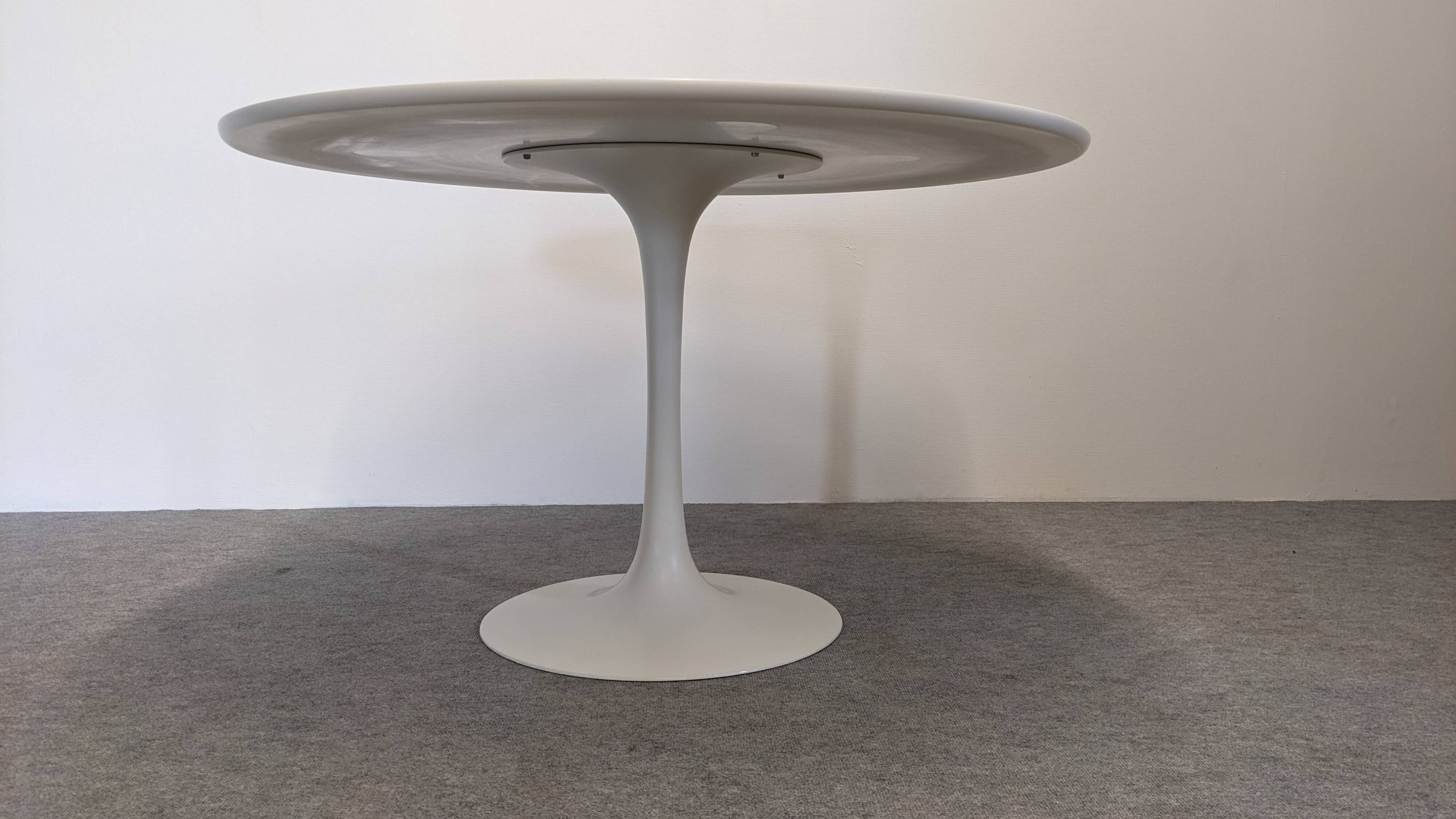 Space Age tulip round table by Maurice Burke for Arkana, 1960s-70s