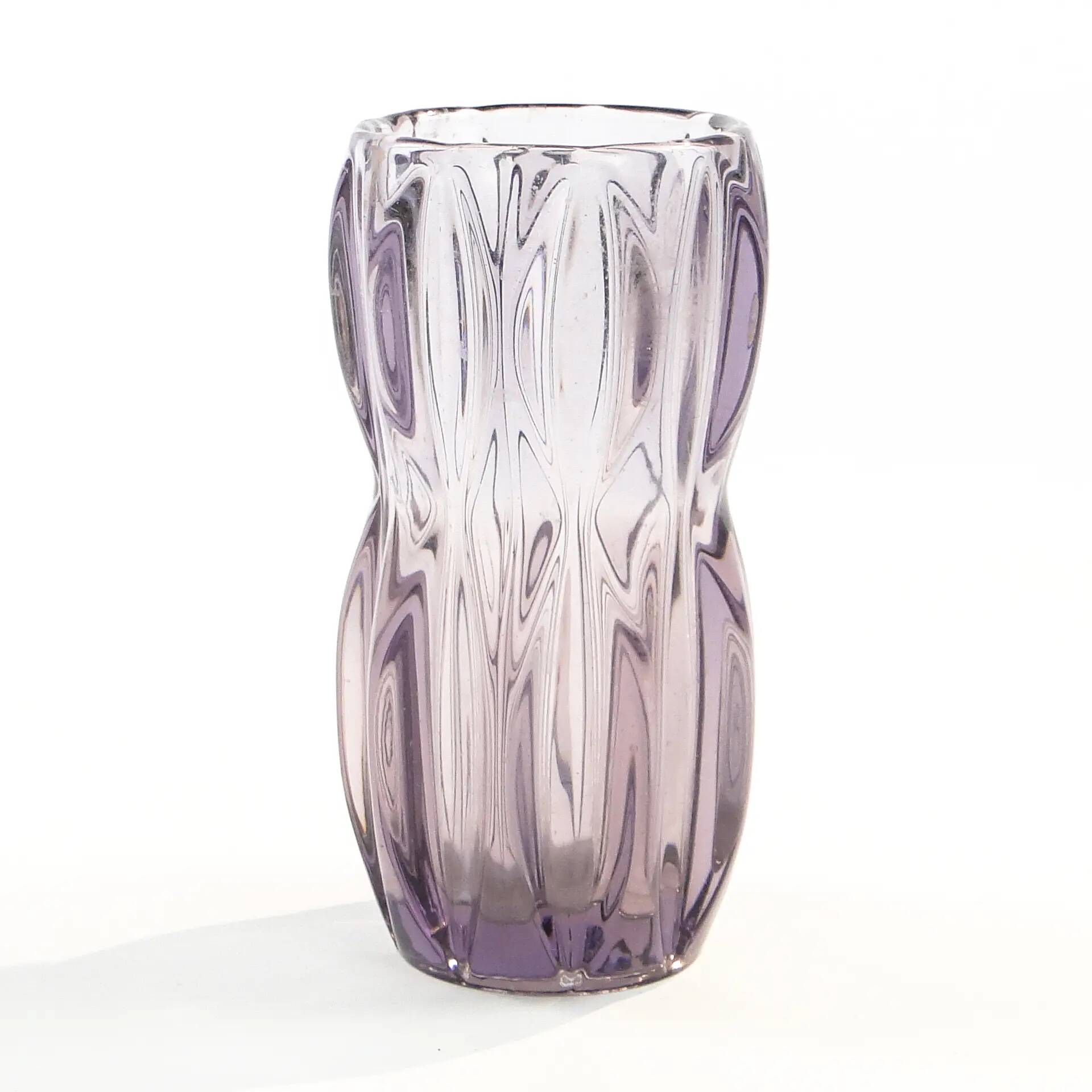 Vase, art déco, en verre violet, conçu par R. Schrotter, Inwald Glassworks, Tchécoslovaquie, années 1930.