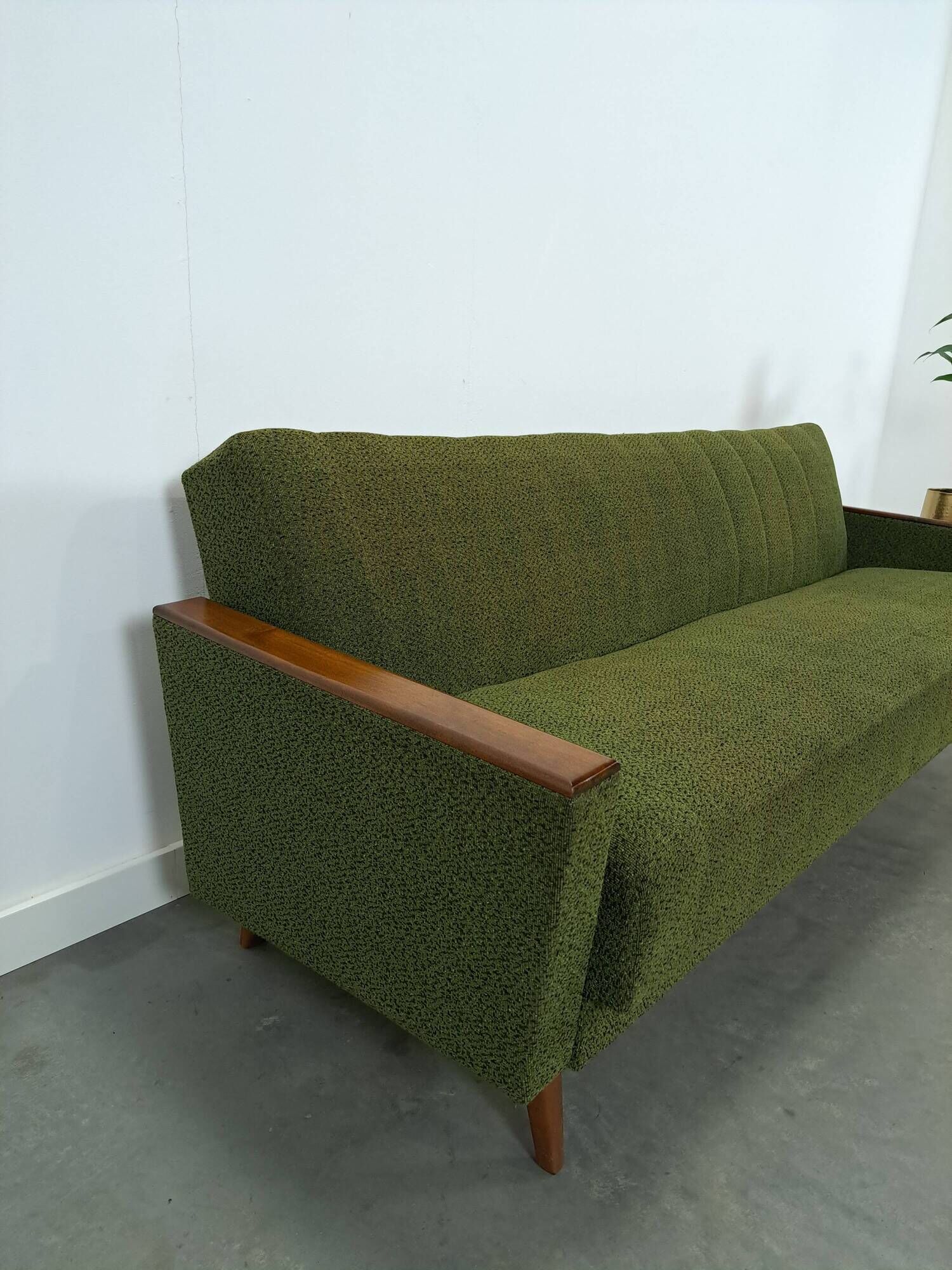 Slaapbank met groene stof en teakhout