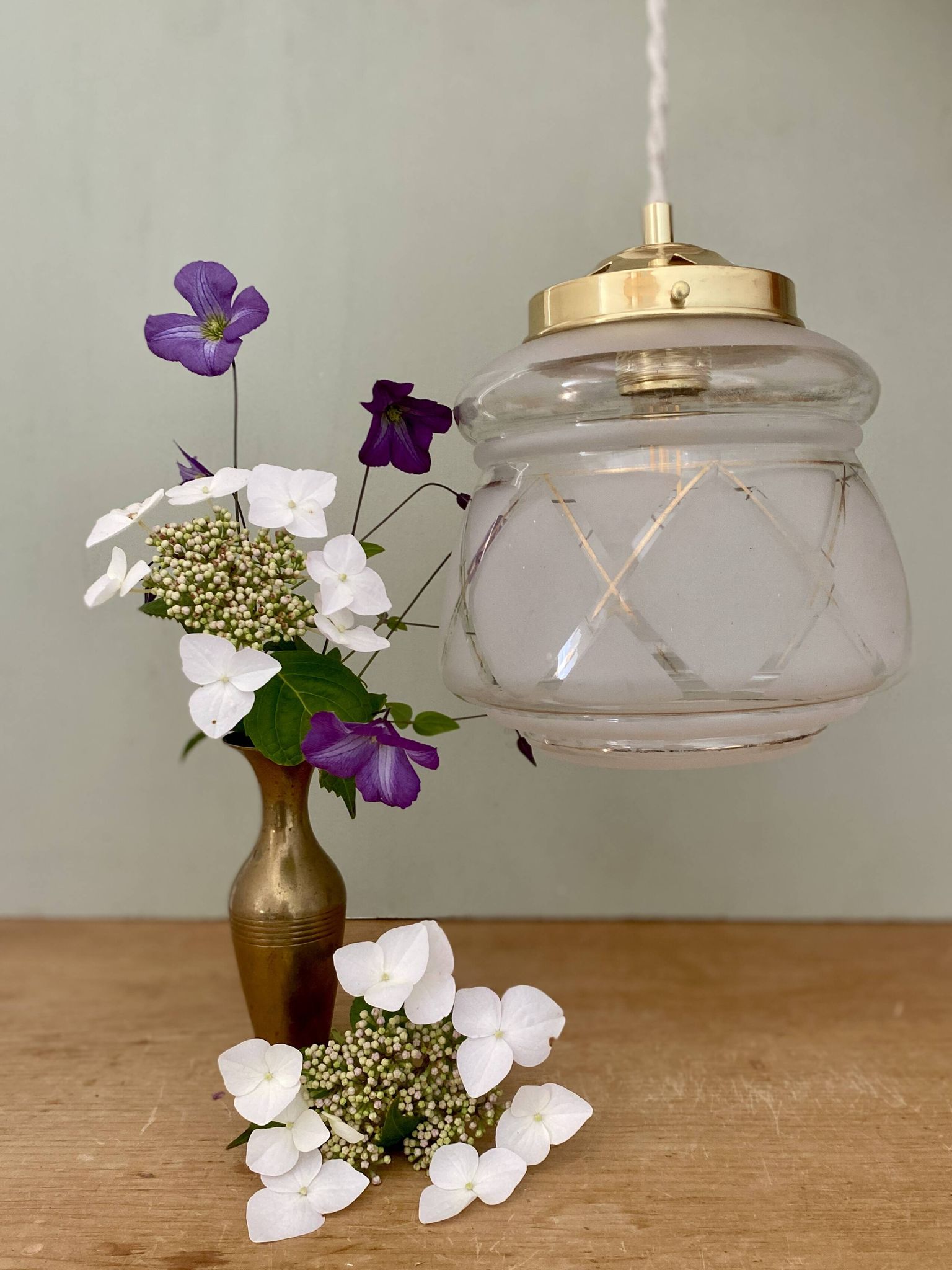 Suspension globe vintage art déco blanc et doré