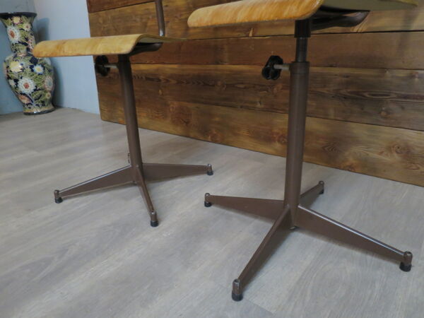 Set de 2 chaises d'atelier vintage pied étoile