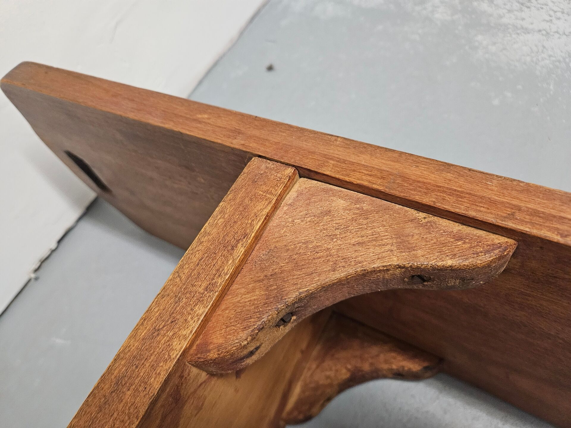 Petit banc en bois de campagne avec sculpture