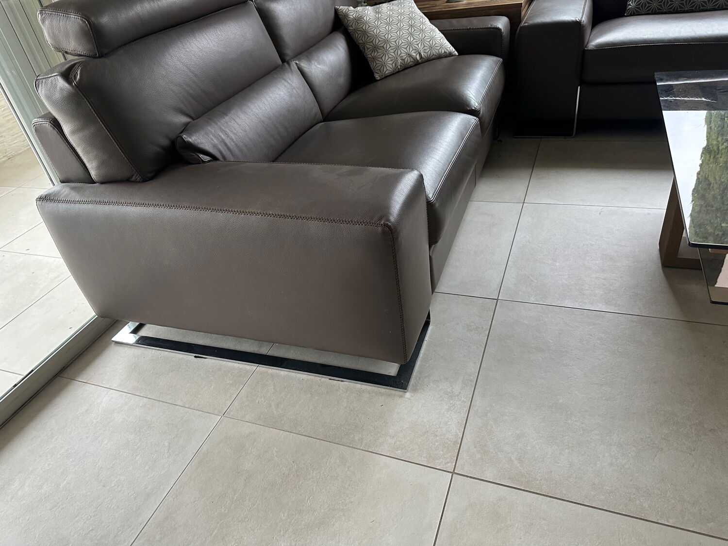 Lot of 2 high-end leather sofas.