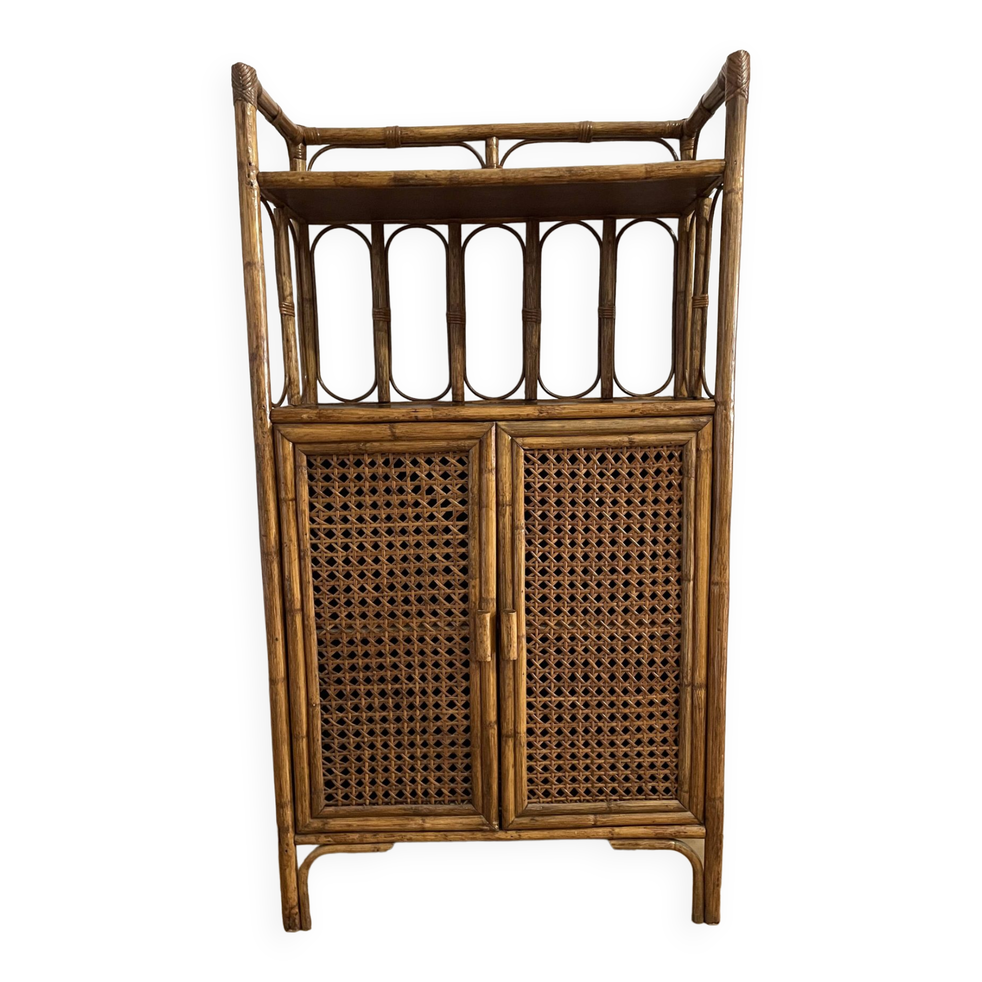 Shelf on wicker legs