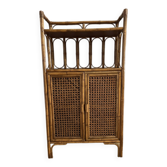 Shelf on wicker legs