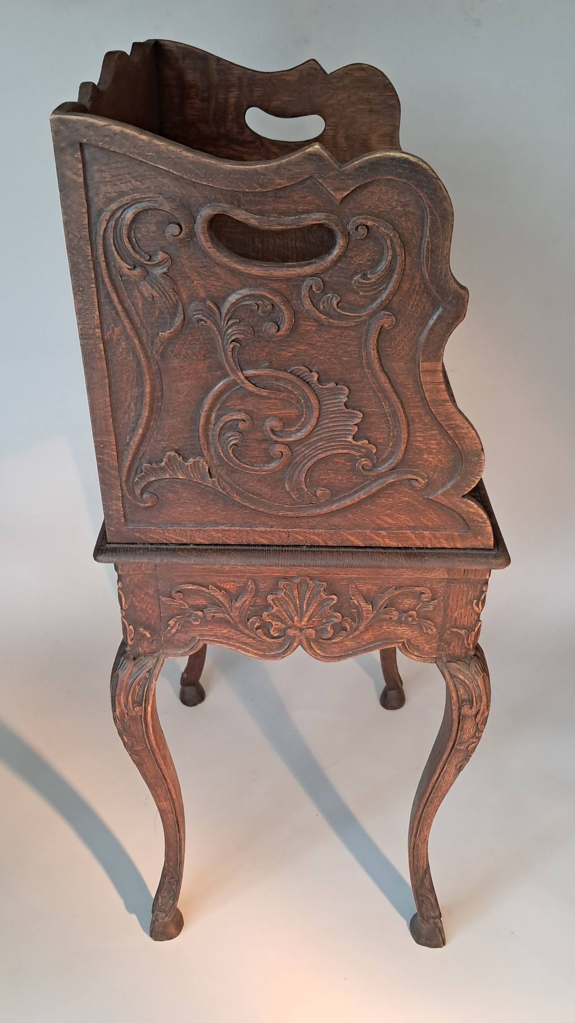 Table de style provençal en chêne sculpté.