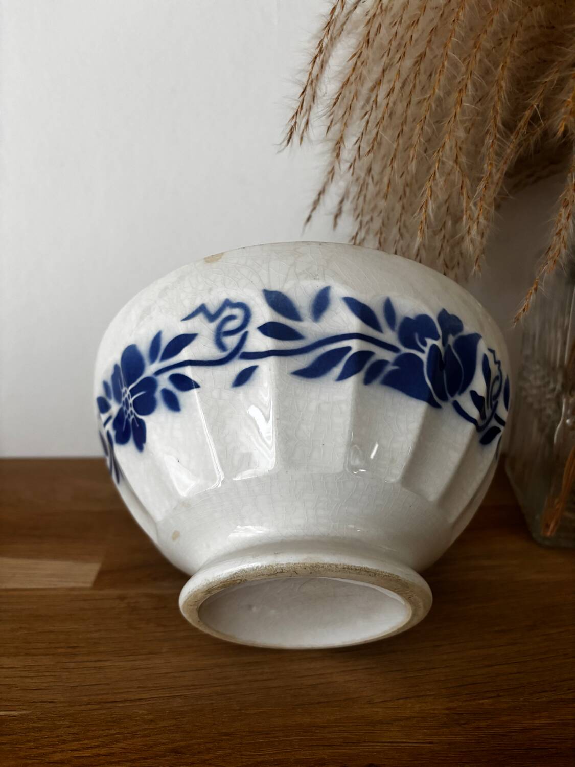 Bol ancien en faïence à décor de fleurs bleues