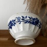 Bol ancien en faïence à décor de fleurs bleues