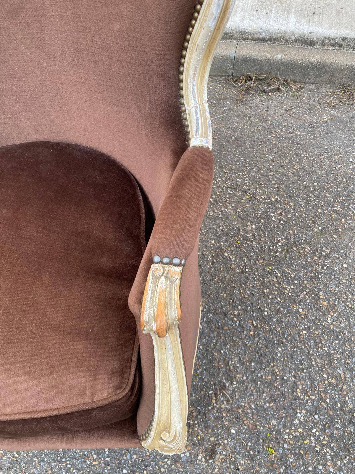 Fauteuil cabriolet Louis XV en bois massif beige et tissu velours marron