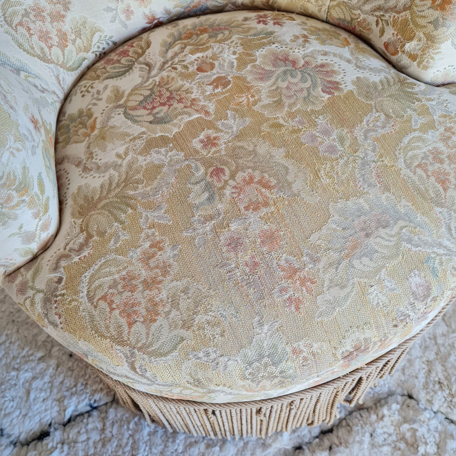 Antique flowered toad armchair with fringes