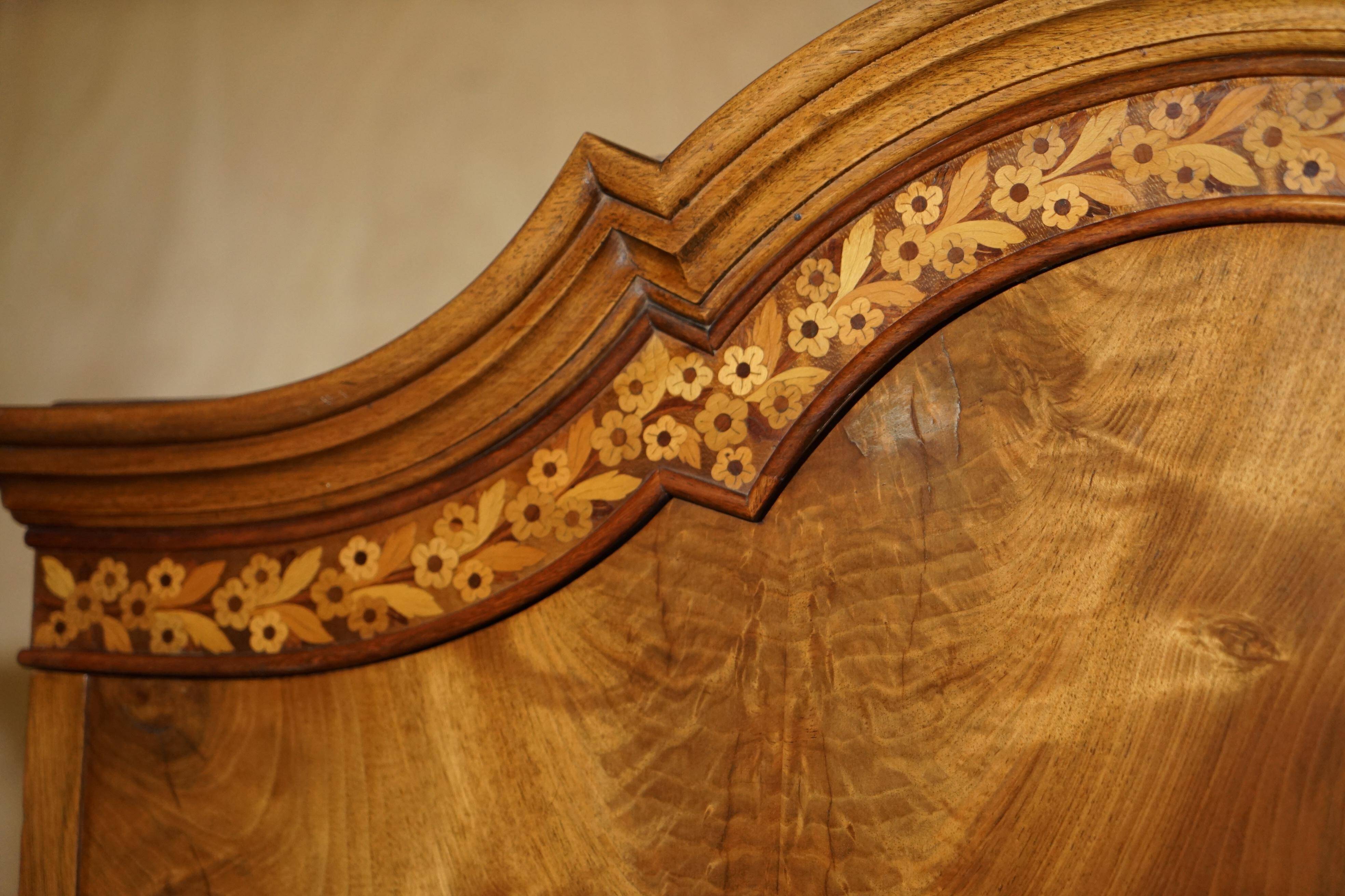 Armoire triple en placage de noyer Waring & Gillow