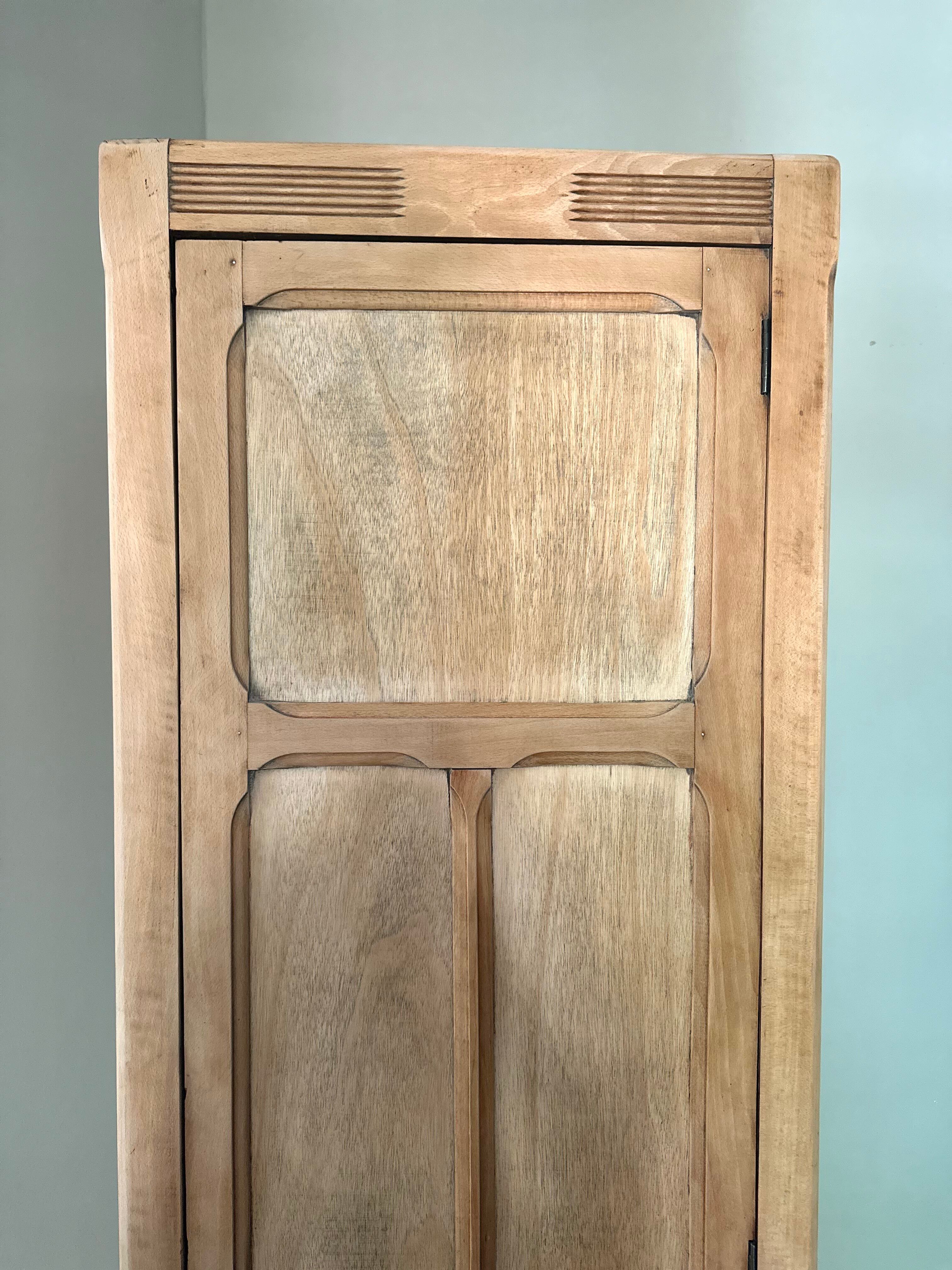 Parisian wardrobe bonnetière