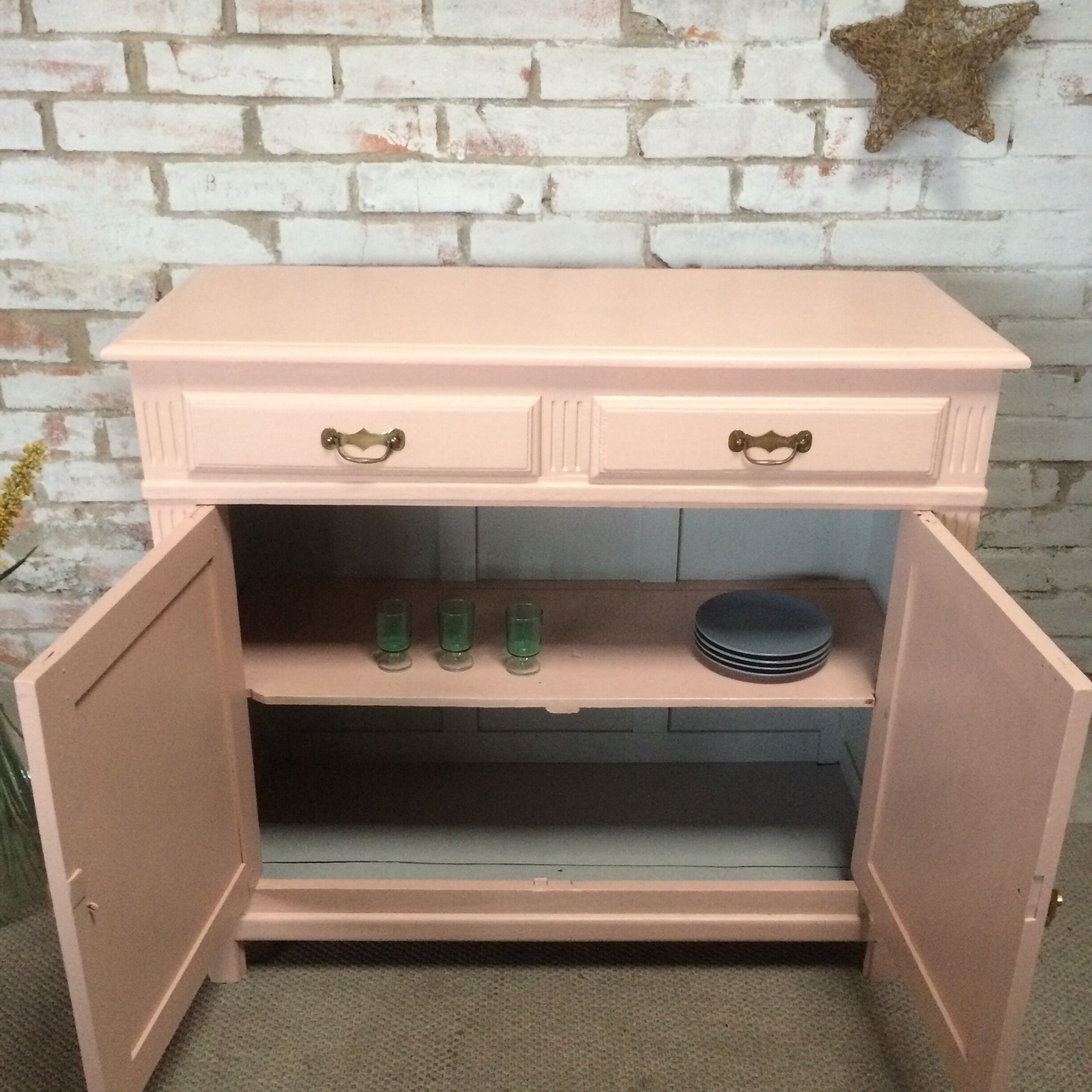 Buffet parisien vintage rose pâle